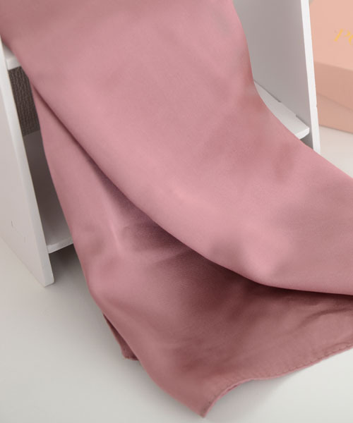 Mayree（メイリー）の「【float】シンプル ワンカラー 正方形 スカーフ【16色展開】（バンダナ/スカーフ・レディース・ブラック/ホワイト/ブラウン/ネイビー/グレー/ベージュ/パープル/ブルー/イエロー/レッド/ワインレッド/マスタード/グリーン/スモークピンク/ベビーピンク/テラコッタ・FREE）」の14枚目の写真