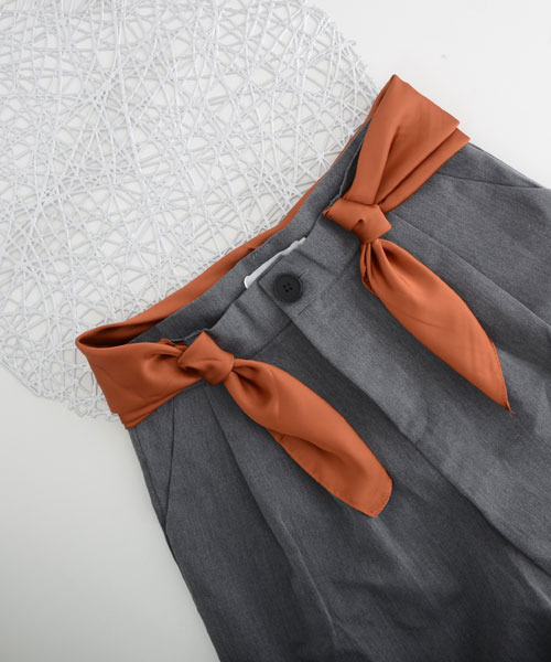 Mayree（メイリー）の「【float】シンプル ワンカラー 正方形 スカーフ【16色展開】（バンダナ/スカーフ・レディース・ブラック/ホワイト/ブラウン/ネイビー/グレー/ベージュ/パープル/ブルー/イエロー/レッド/ワインレッド/マスタード/グリーン/スモークピンク/ベビーピンク/テラコッタ・FREE）」の5枚目の写真