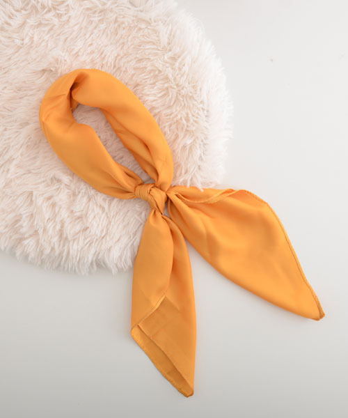 Mayree（メイリー）の「【float】シンプル ワンカラー 正方形 スカーフ【16色展開】（バンダナ/スカーフ・レディース・ブラック/ホワイト/ブラウン/ネイビー/グレー/ベージュ/パープル/ブルー/イエロー/レッド/ワインレッド/マスタード/グリーン/スモークピンク/ベビーピンク/テラコッタ・FREE）」の12枚目の写真