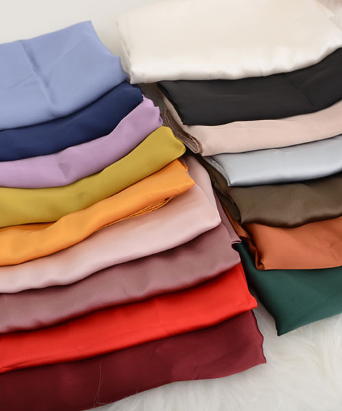 Mayree（メイリー）の「【float】シンプル ワンカラー 正方形 スカーフ【16色展開】（バンダナ/スカーフ・レディース・ブラック/ホワイト/ブラウン/ネイビー/グレー/ベージュ/パープル/ブルー/イエロー/レッド/ワインレッド/マスタード/グリーン/スモークピンク/ベビーピンク/テラコッタ・FREE）」の17枚目の写真