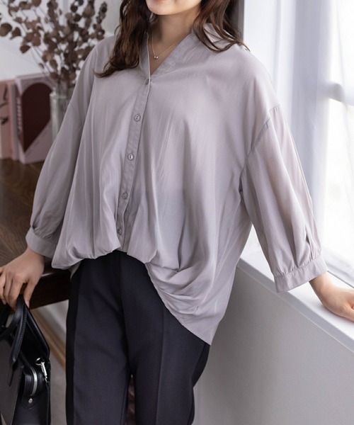 clear（クリア）の「バックスピンドル裾タックブラウス [シンプル可愛い ベーシック]≪再入荷≫（シャツ/ブラウス・レディース・サーモンピンク/グリーン/オフホワイト/ブラック/グレイッシュベージュ・F）」の3枚目の写真