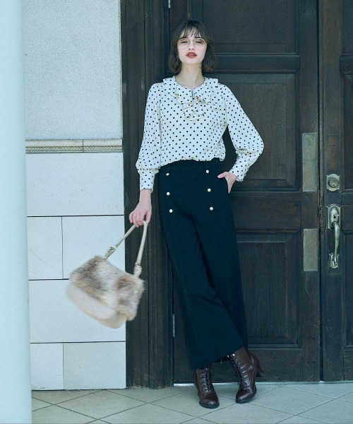 an another angelus（アンアナザーアンジェラス）の「フロントゴールド釦使いストレートパンツ/ananotherangelus（その他パンツ・レディース・インディゴブルー/ブラック・1/2）」の4枚目の写真