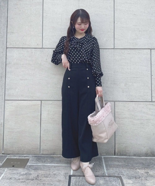 an another angelus（アンアナザーアンジェラス）の「フロントゴールド釦使いストレートパンツ/ananotherangelus（その他パンツ・レディース・インディゴブルー/ブラック・1/2）」の6枚目の写真