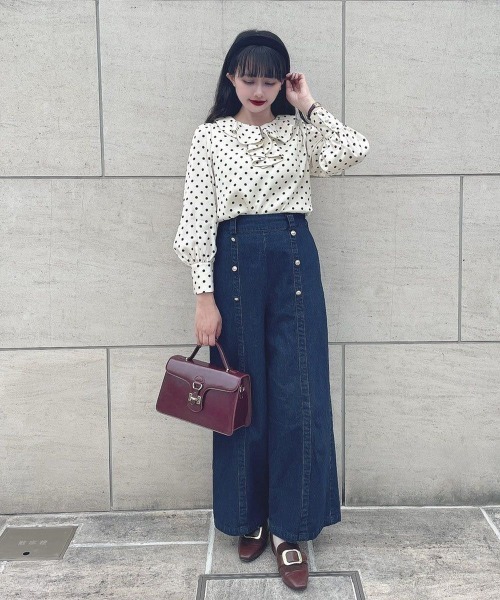 an another angelus（アンアナザーアンジェラス）の「フロントゴールド釦使いストレートパンツ/ananotherangelus（その他パンツ・レディース・インディゴブルー/ブラック・1/2）」の8枚目の写真