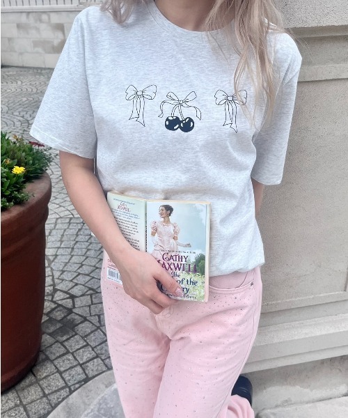 MORE self LOVE(モアセルフラブ)の「チェリーボンタトゥーTシャツ(Tシャツ/カットソー・レディース・ホワイト/グレー・FREE)」の2枚目の写真
