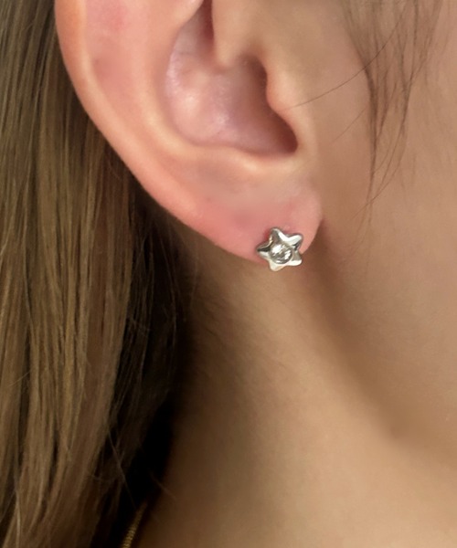 ciite' surgical stainless(シーテサージカルステンレス)の「【 金属アレルギー対応 】 フラワーピアス サージカルステンレス(ピアス(両耳用)・レディース・シルバー/ゴールド・FREE)」の2枚目の写真