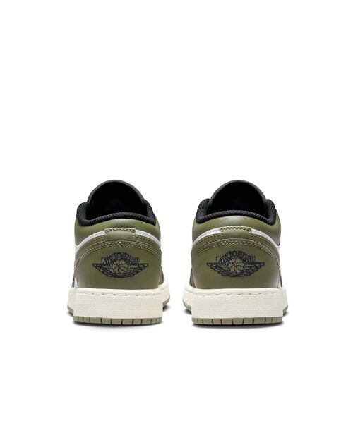 JORDAN BRAND（ジョーダンブランド）の「《親子コーデ対応商品》エア ジョーダン 1 LOW ジュニアシューズ / Air Jordan 1 Low Big Kids' Shoes 553560-092 Black（スニーカー・キッズ・ブラック系その他7・22.5/23/23.5/24/24.5/25）」の4枚目の写真