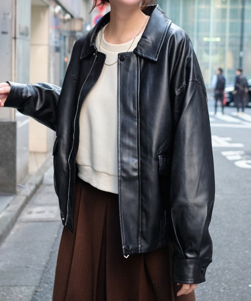 Rejoule（リジュール）の「ワンポイント刺しゅう 合成皮革レザーオーバーサイズブルゾン（ブルゾン・レディース・ブラウン/ブラック・FREE）」の5枚目の写真