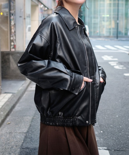 Rejoule（リジュール）の「ワンポイント刺しゅう 合成皮革レザーオーバーサイズブルゾン（ブルゾン・レディース・ブラウン/ブラック・FREE）」の4枚目の写真