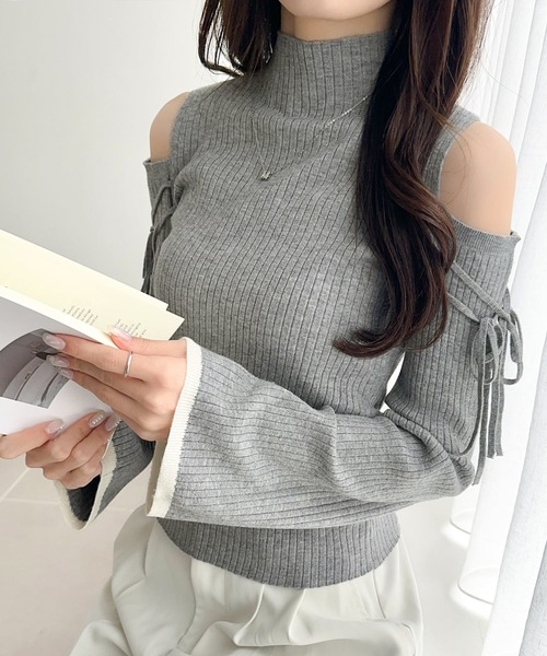 mily bilet(ミウィビレット)の「【mily bilet】リボンが愛らしい。肩リボンハイネック裾配色袖フレアリブニット(長袖)(ニット/セーター・レディース・ブルー/グレー/ブラック/アイボリー・SMALL/MEDIUM/X-LARGE/LARGE)」の4枚目の写真