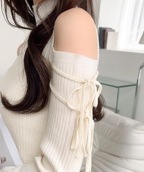 mily bilet(ミウィビレット)の「【mily bilet】リボンが愛らしい。肩リボンハイネック裾配色袖フレアリブニット(長袖)(ニット/セーター・レディース・ブルー/グレー/ブラック/アイボリー・SMALL/MEDIUM/X-LARGE/LARGE)」の6枚目の写真