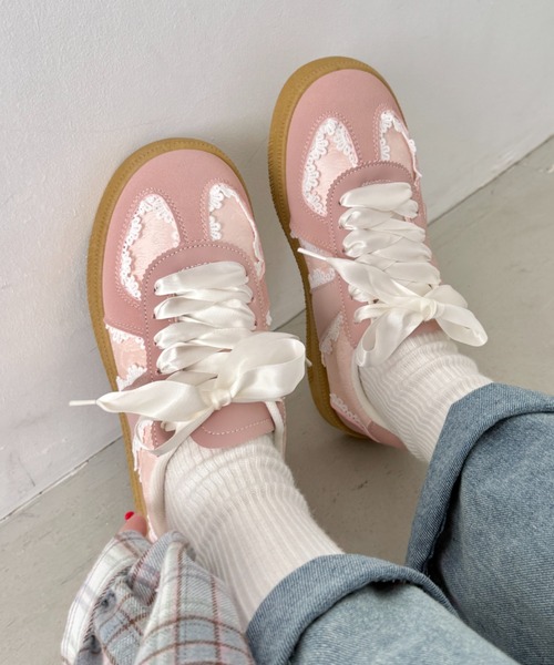 SOLLON.(ソルロン)の「サテンリボンレースジャーマントレーナーシューズ(スニーカー・レディース・シルバー/ピンク/アイボリー・23.5cm/24.5cm/22.5cm)」の3枚目の写真