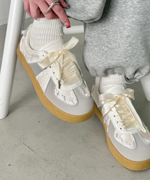 SOLLON.(ソルロン)の「サテンリボンレースジャーマントレーナーシューズ(スニーカー・レディース・シルバー/ピンク/アイボリー・23.5cm/24.5cm/22.5cm)」の2枚目の写真