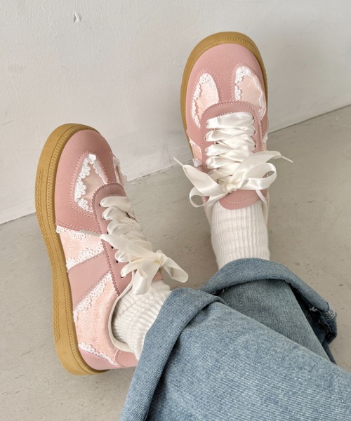 SOLLON.(ソルロン)の「サテンリボンレースジャーマントレーナーシューズ(スニーカー・レディース・シルバー/ピンク/アイボリー・23.5cm/24.5cm/22.5cm)」の4枚目の写真