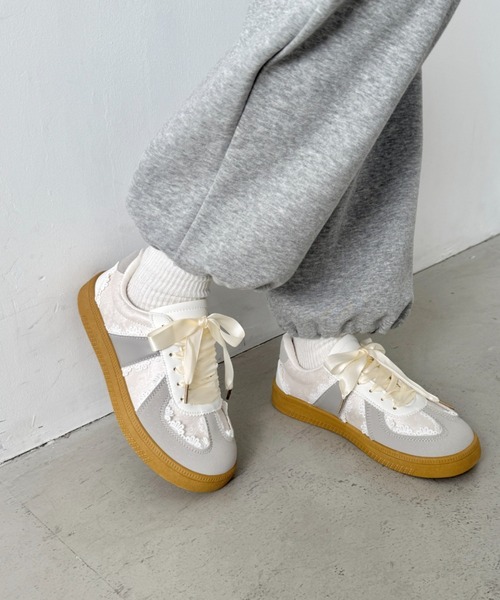 SOLLON.(ソルロン)の「サテンリボンレースジャーマントレーナーシューズ(スニーカー・レディース・シルバー/ピンク/アイボリー・23.5cm/24.5cm/22.5cm)」の21枚目の写真