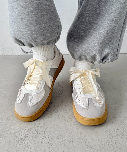SOLLON.(ソルロン)の「サテンリボンレースジャーマントレーナーシューズ(スニーカー・レディース・シルバー/ピンク/アイボリー・23.5cm/24.5cm/22.5cm)」の17枚目の写真