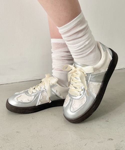 SOLLON.(ソルロン)の「サテンリボンレースジャーマントレーナーシューズ(スニーカー・レディース・シルバー/ピンク/アイボリー・23.5cm/24.5cm/22.5cm)」の11枚目の写真