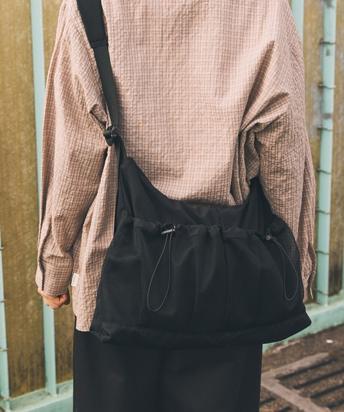 Unblend（アンブレンド）の「【Unblend】ドローコード メッシュ切替え ショルダーバッグ（ショルダーバッグ・レディース・グレー/ブラック/ネイビー・FREE）」の6枚目の写真