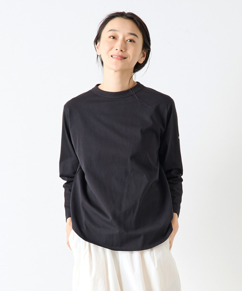LOGEMENT DE CLAIRE(ロジュモンドクレール)の「《定番》クルーネックラウンドヘムプル(Tシャツ/カットソー・レディース・ブラック/グレイッシュベージュ/ホワイト×ブラック/オフホワイト・FREE)」の3枚目の写真