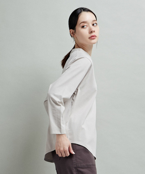 LOGEMENT DE CLAIRE(ロジュモンドクレール)の「《定番》クルーネックラウンドヘムプル(Tシャツ/カットソー・レディース・ブラック/グレイッシュベージュ/ホワイト×ブラック/オフホワイト・FREE)」の21枚目の写真