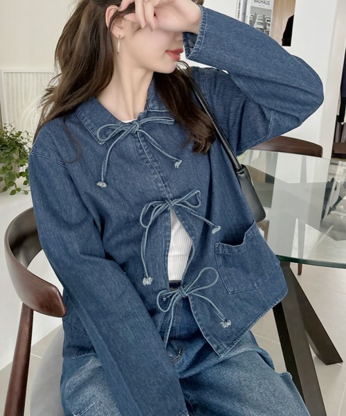 Ada.(エイダ)の「リボン デザイン デニム シャツ ジャケット(デニムジャケット・レディース・ブルー/ダークブラック/ダークブルー・S/M)」の6枚目の写真