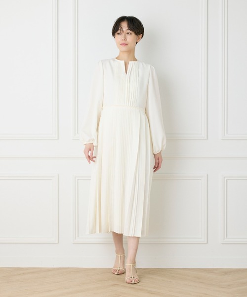 INED(イネド)の「クラシックプリーツワンピース《la veille by SUPERIOR CLOSET》(ワンピース・レディース・オフホワイト・9号)」の2枚目の写真