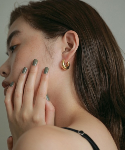 anuke（アンヌーク）の「Volume Hoop Pierce（ピアス（両耳用）・レディース・ゴールド/シルバー・FREE）」の2枚目の写真
