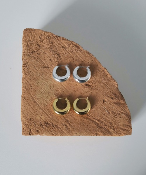 anuke（アンヌーク）の「Volume Hoop Pierce（ピアス（両耳用）・レディース・ゴールド/シルバー・FREE）」の4枚目の写真