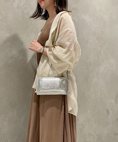 Samantha Thavasa Petit Choice(サマンサタバサ プチチョイス)の「フラップレザースマホショルダー(ショルダーバッグ・レディース・ミント/ブラック/シルバー/ピンク・FREE)」の4枚目の写真