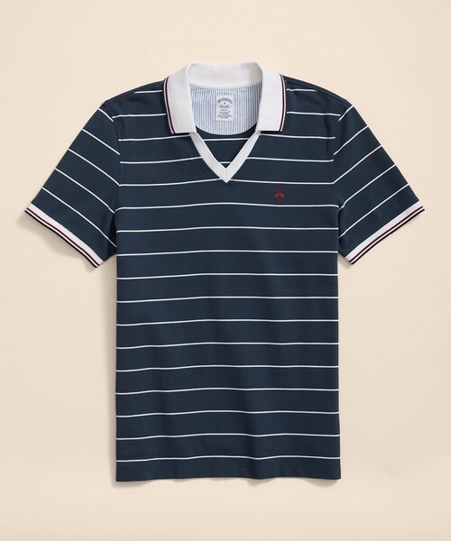 BROOKS BROTHERS(ブルックスブラザーズ)の「スーピマコットン GFロゴ サッカーストライプ ジョニーカラーポロシャツ Slim Fit(ポロシャツ・メンズ・ネイビー・SMALL/MEDIUM/LARGE/X-LARGE)」の1枚目の写真