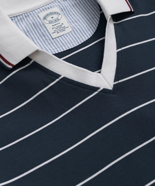 BROOKS BROTHERS(ブルックスブラザーズ)の「スーピマコットン GFロゴ サッカーストライプ ジョニーカラーポロシャツ Slim Fit(ポロシャツ・メンズ・ネイビー・SMALL/MEDIUM/LARGE/X-LARGE)」の2枚目の写真