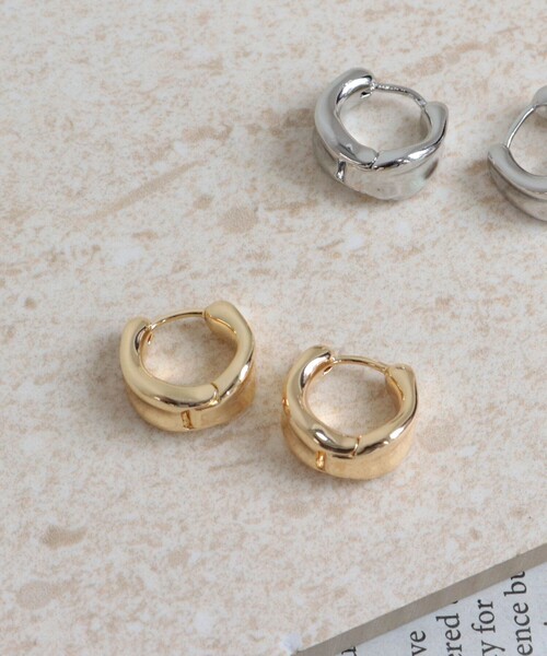 fredy emue(フレディエミュ)の「ウェーブミニリングワンタッチピアス(ピアス(両耳用)・レディース・シルバー/ゴールド・FREE)」の2枚目の写真