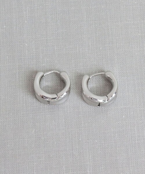 fredy emue(フレディエミュ)の「ウェーブミニリングワンタッチピアス(ピアス(両耳用)・レディース・シルバー/ゴールド・FREE)」の4枚目の写真