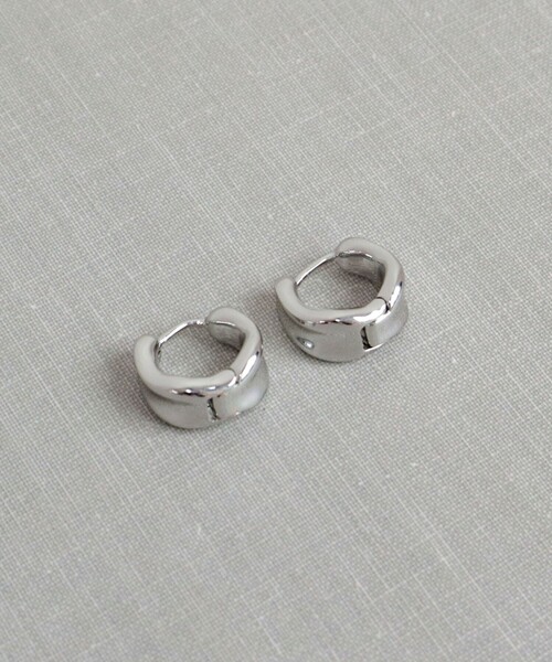 fredy emue(フレディエミュ)の「ウェーブミニリングワンタッチピアス(ピアス(両耳用)・レディース・シルバー/ゴールド・FREE)」の10枚目の写真