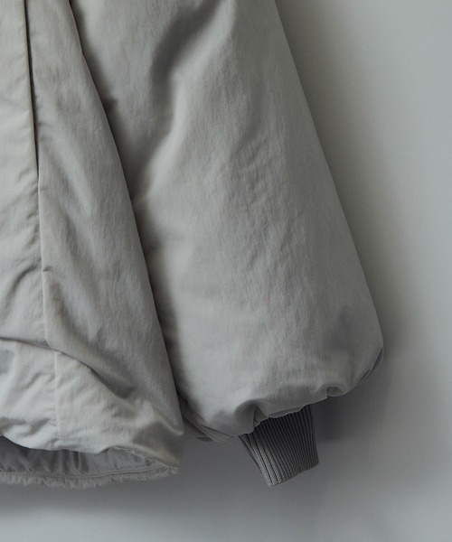 SALON adam et rope'（サロン アダム エ ロペ）の「[GREENDOWN（グリーンダウン）]撥水加工スタンドカラーダウンジャケット 2（ダウンジャケット/コート・レディース・オフホワイト/ブラック/グリーン系その他/ベージュ・FREE）」の17枚目の写真