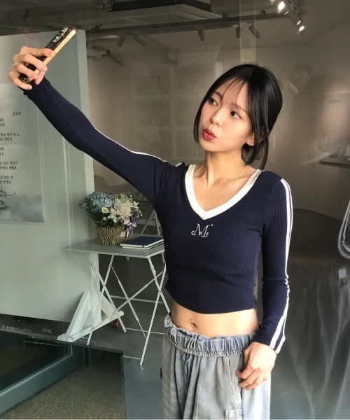 MUCENT（ムセント）の「◇MUCENT◇ブランド直輸入正規品/バインディング トラック ライン Vネック T BINDING TRACK LINE V-NECK T（Tシャツ/カットソー・レディース・ネイビー/ブラック・FREE）」の4枚目の写真