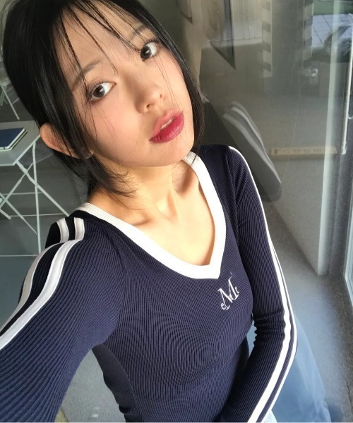 MUCENT（ムセント）の「◇MUCENT◇ブランド直輸入正規品/バインディング トラック ライン Vネック T BINDING TRACK LINE V-NECK T（Tシャツ/カットソー・レディース・ネイビー/ブラック・FREE）」の3枚目の写真