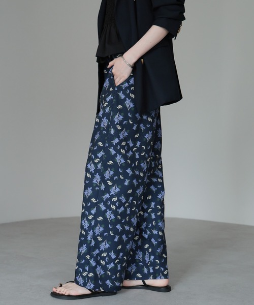 amini(アミニ)の「ミモザ柄プリントパンツ(その他パンツ・レディース・ネイビー/ベージュ/ブラック・MEDIUM)」の4枚目の写真