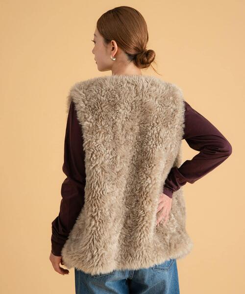 URBAN RESEARCH Sonny Label（アーバンリサーチサニーレーベル）の「カーリーフェイクファーベスト（その他アウター・レディース・ベージュ/グレー系その他・FREE）」の22枚目の写真