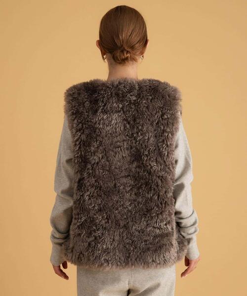 URBAN RESEARCH Sonny Label（アーバンリサーチサニーレーベル）の「カーリーフェイクファーベスト（その他アウター・レディース・ベージュ/グレー系その他・FREE）」の7枚目の写真