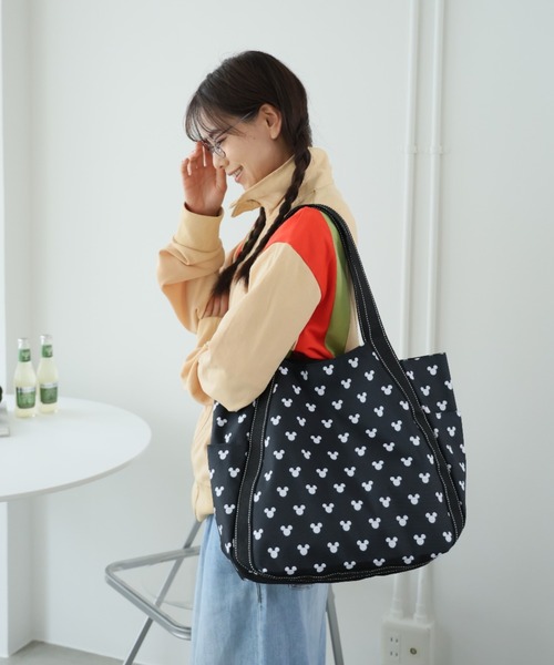 Disney(ディズニー)の「Disneyバルーントートバッグ2(トートバッグ・レディース・ホワイト系その他/カラフル/グレー系その他2/ブルー系その他/パープル/オレンジ系その他/ブルー/ホワイト系その他2/ブラック系その他/ブラック/ライトブルー/ブルー系その他2/ピンク/ブラック系その他2/ブラック系その他3/ブルーグリーン/ブルー系その他3/ネイビー/ブラック系その他6/ブラック系その他4/ブラック系その他5/ホワイト系その他4/ホワイト系その他3/その他/ブラック系その他7/ベージュ/グレー系その他/ホワイト系その他6/ホワイト系その他5/ブラック×グリーン/Black/その他1/ブルー系その他4/ブルー系その他6/ブルー系その他5/ブラック系/ブラック系1/ブラック系2/その他2/ブルー系その他7/ブラック系4/その他3/ベビーピンク/スカイブルー/シアン/ブラック系3・FREE)」の11枚目の写真