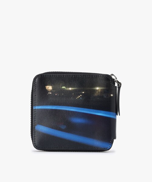 agnes b.(アニエスベー)の「【Outlet】フォトプリント レザー ラウンドジップ 二つ折り ウォレット ZAH04A-01(財布・メンズ・ブラック・FREE)」の2枚目の写真