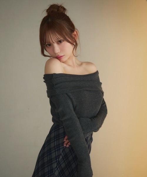 TITTY&CO.(ティティーアンドコー)の「オフショルリブニット(ニット/セーター・レディース・ピンク/ブラック/アイボリー/チャコールグレー・FREE)」の2枚目の写真