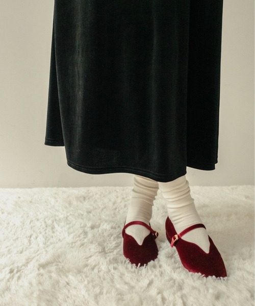 on:nue（オンニュ）の「【on:nue】[4色展開/5サイズ展開] ベルトデザインベロアフラットパンプス（バレエシューズ・レディース・ブラウン/レッド系その他/ブラック/オリーブ・23.0cm/23.5cm/24.0cm/24.5cm/25.0cm）」の4枚目の写真