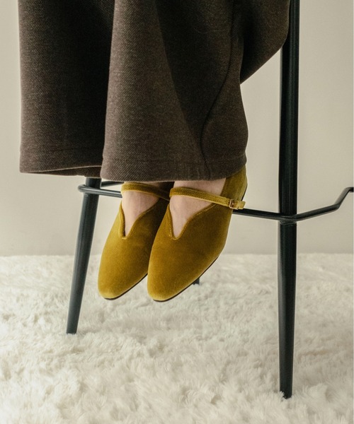 on:nue（オンニュ）の「【on:nue】[4色展開/5サイズ展開] ベルトデザインベロアフラットパンプス（バレエシューズ・レディース・ブラウン/レッド系その他/ブラック/オリーブ・23.0cm/23.5cm/24.0cm/24.5cm/25.0cm）」の3枚目の写真