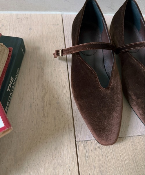 on:nue（オンニュ）の「【on:nue】[4色展開/5サイズ展開] ベルトデザインベロアフラットパンプス（バレエシューズ・レディース・ブラウン/レッド系その他/ブラック/オリーブ・23.0cm/23.5cm/24.0cm/24.5cm/25.0cm）」の17枚目の写真