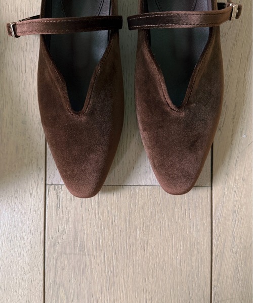 on:nue（オンニュ）の「【on:nue】[4色展開/5サイズ展開] ベルトデザインベロアフラットパンプス（バレエシューズ・レディース・ブラウン/レッド系その他/ブラック/オリーブ・23.0cm/23.5cm/24.0cm/24.5cm/25.0cm）」の18枚目の写真