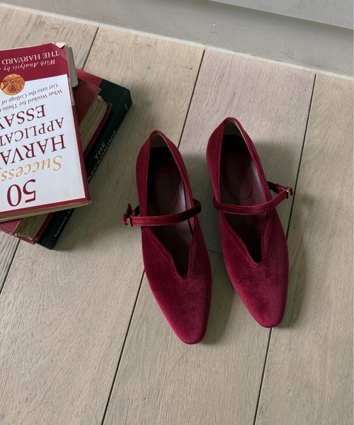 on:nue（オンニュ）の「【on:nue】[4色展開/5サイズ展開] ベルトデザインベロアフラットパンプス（バレエシューズ・レディース・ブラウン/レッド系その他/ブラック/オリーブ・23.0cm/23.5cm/24.0cm/24.5cm/25.0cm）」の19枚目の写真