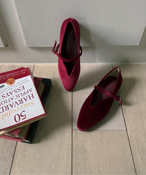 on:nue（オンニュ）の「【on:nue】[4色展開/5サイズ展開] ベルトデザインベロアフラットパンプス（バレエシューズ・レディース・ブラウン/レッド系その他/ブラック/オリーブ・23.0cm/23.5cm/24.0cm/24.5cm/25.0cm）」の20枚目の写真