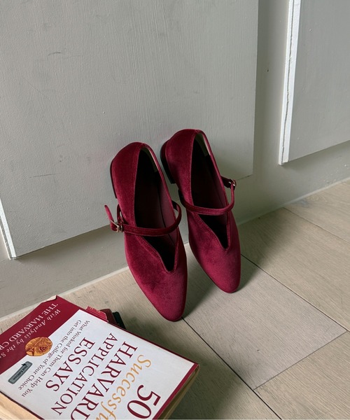 on:nue（オンニュ）の「【on:nue】[4色展開/5サイズ展開] ベルトデザインベロアフラットパンプス（バレエシューズ・レディース・ブラウン/レッド系その他/ブラック/オリーブ・23.0cm/23.5cm/24.0cm/24.5cm/25.0cm）」の21枚目の写真